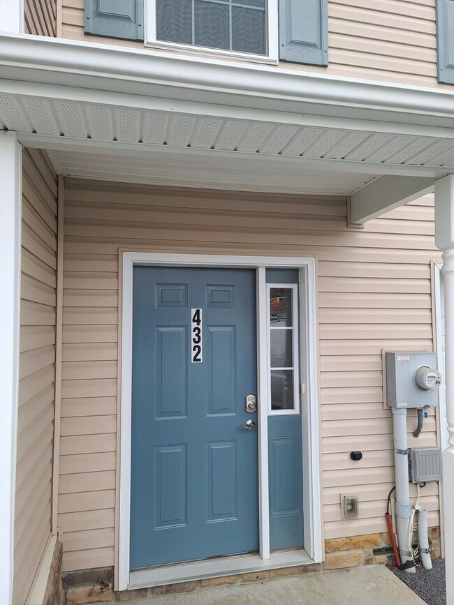 Building Photo - 3 Bedroom 2 1/2 bath Townhome for Rent in ...