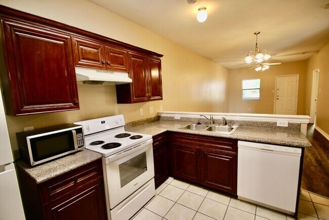 Foto del edificio - Stunning 3/2 Duplex in West Fort Worth — Granite Kitchen, Garage & Fenced Yard!
