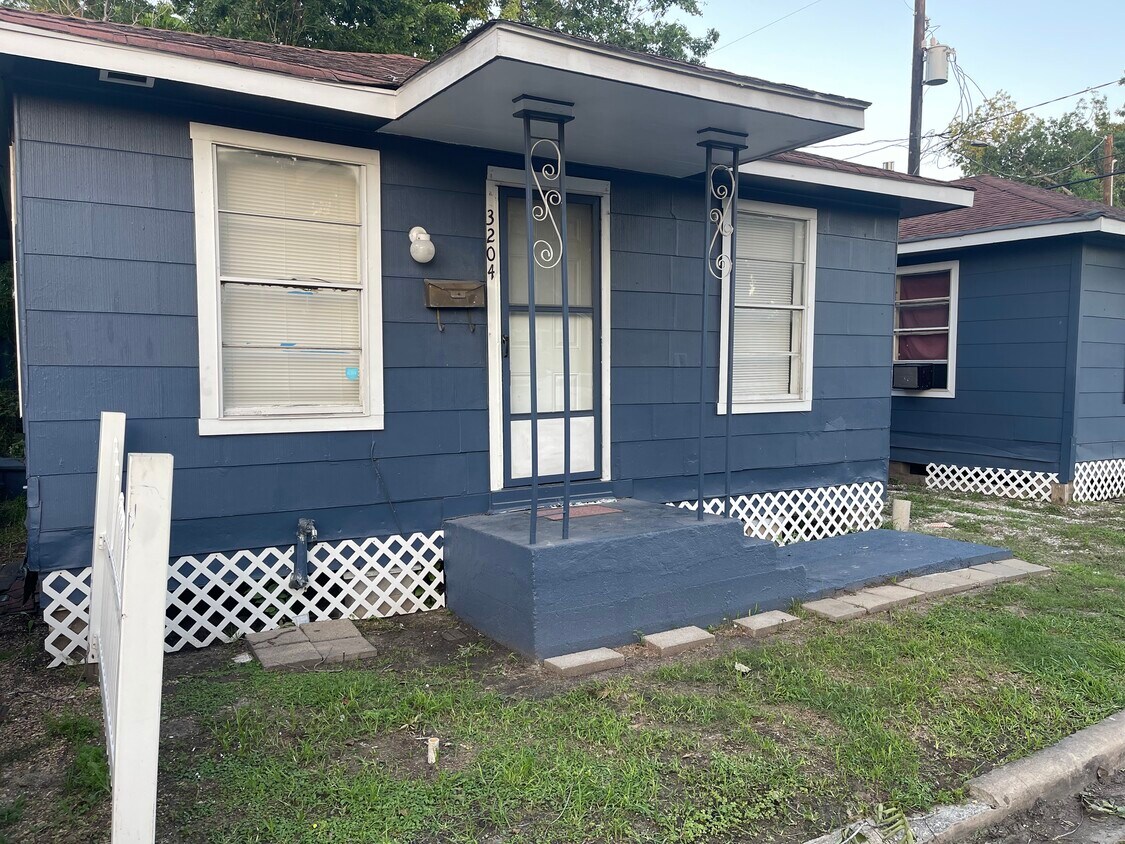 Primary Photo - 3204 Hinton Blvd