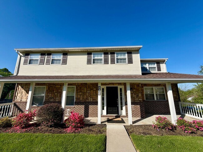 Foto del edificio - Modern Comforts Await: Spacious Rental with 2-Car Garage, Private Office, and Finished Basement w...