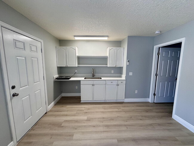 Building Photo - For Rent – Cozy 1 Bed / 1 Bath Unit in Dav...
