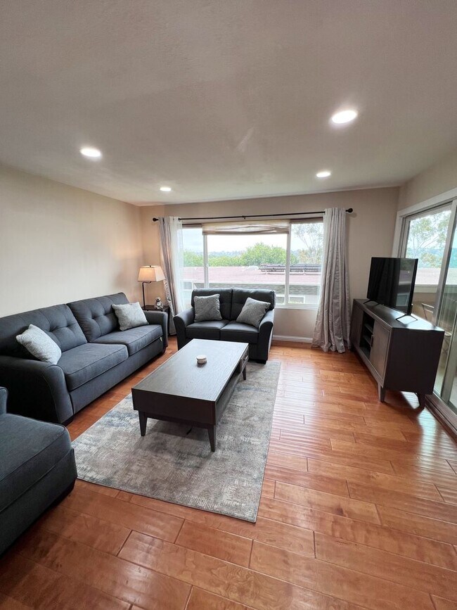 Building Photo - 2 Bed/1.5 Bath Townhome ~ Beautifully Main...