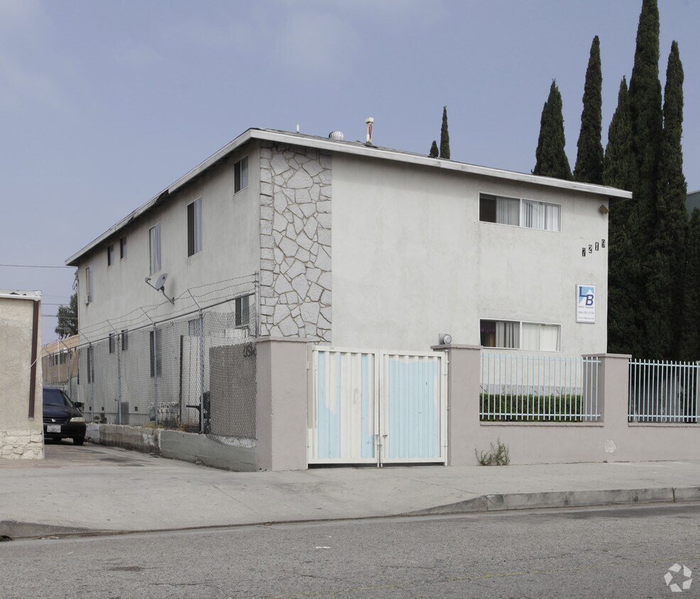 Front of building - 7219 Bakman Ave