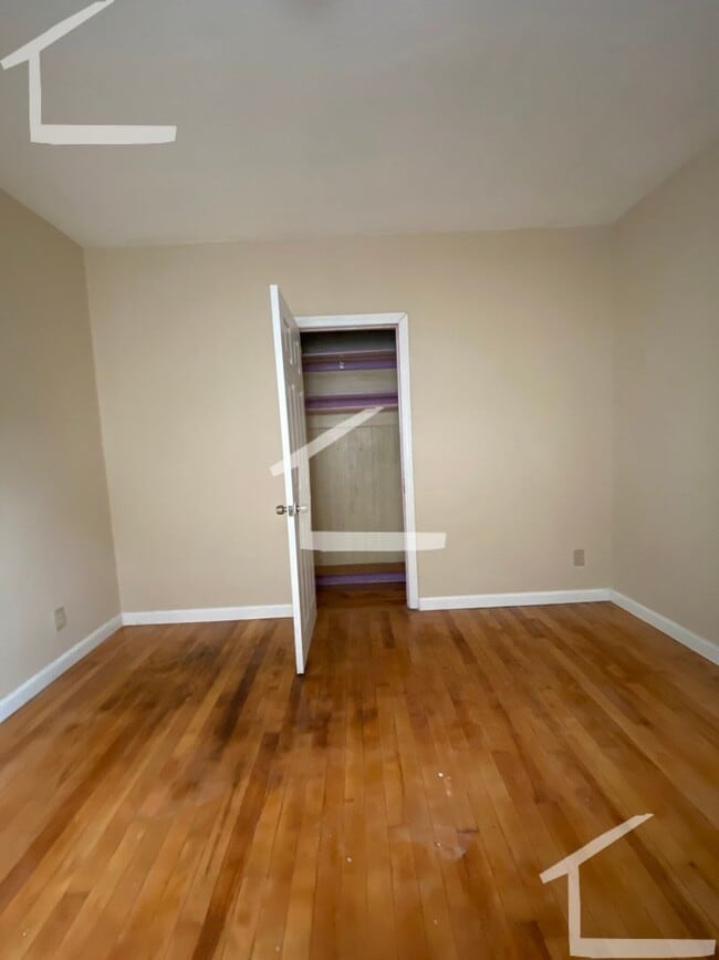 Building Photo - Huge 2nd floor recently renovated unit