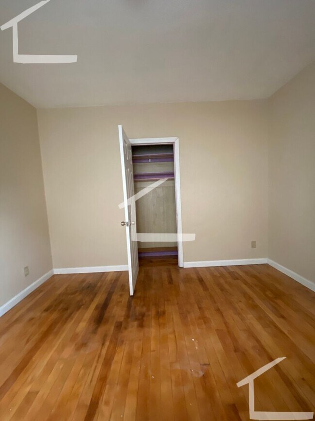 Foto del edificio - Huge 2nd floor recently renovated unit