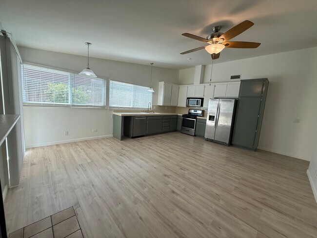 Building Photo - First Time rental in Central Simi Valley, 3 bed, 2 bath