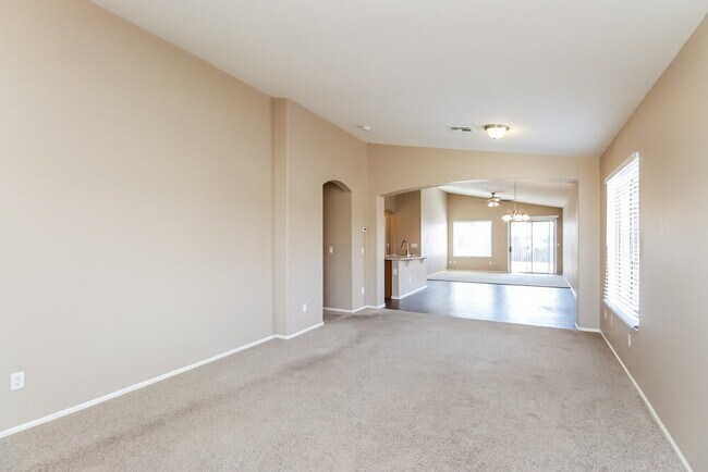 Building Photo - 975 E Vernoa St