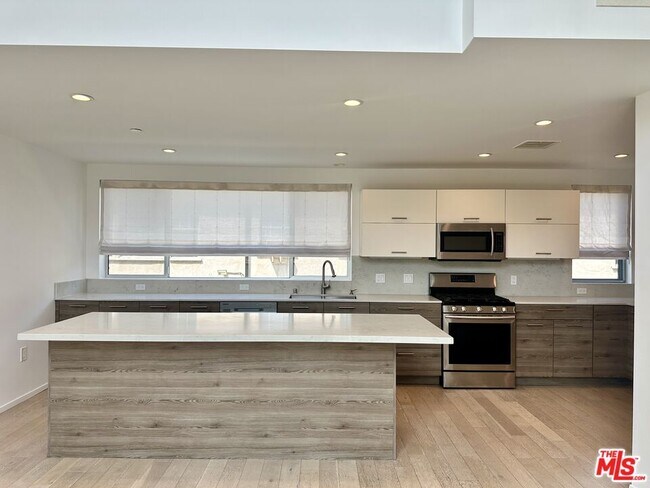 Foto del edificio - 5403 W Wilshire Vista Ln