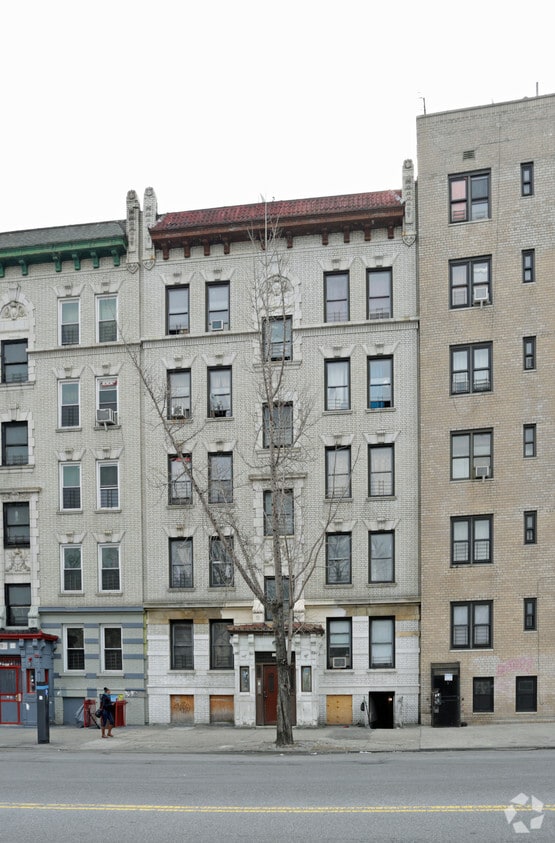 Primary Photo - 255 E Kingsbridge