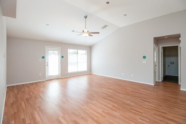 Foto del edificio - 8725 W Carol Ave