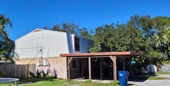 Foto del edificio - 3 Bedroom, 1.5 Bath - Two-Story Home/Duplex