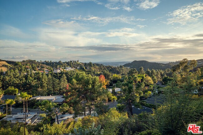 Foto del edificio - 2701 Lake Hollywood Dr