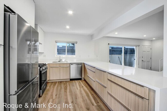 Building Photo - 3 br, 2.5 bath Apartment - 3663 Mentone Av...