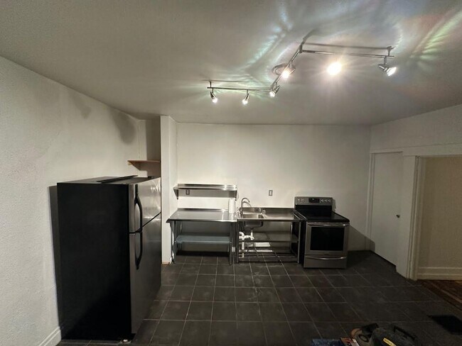Foto del edificio - Two bedroom, one bath, two-story home.