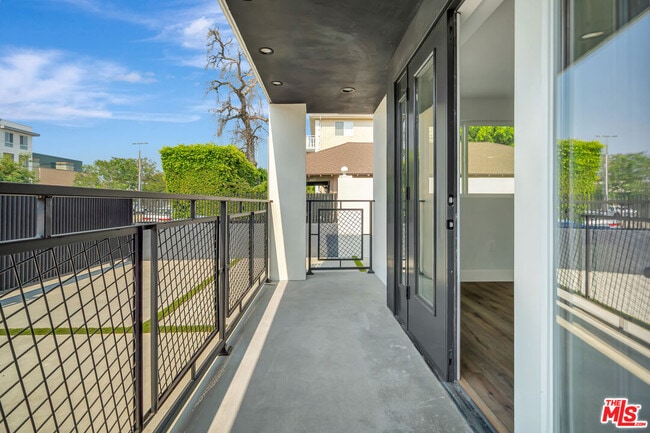 Foto del edificio - 11611 Burbank Blvd