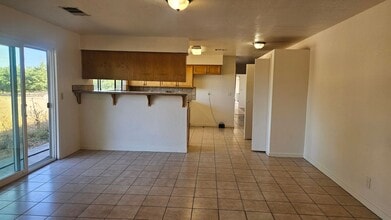 Building Photo - 2516 S Fruit Ave