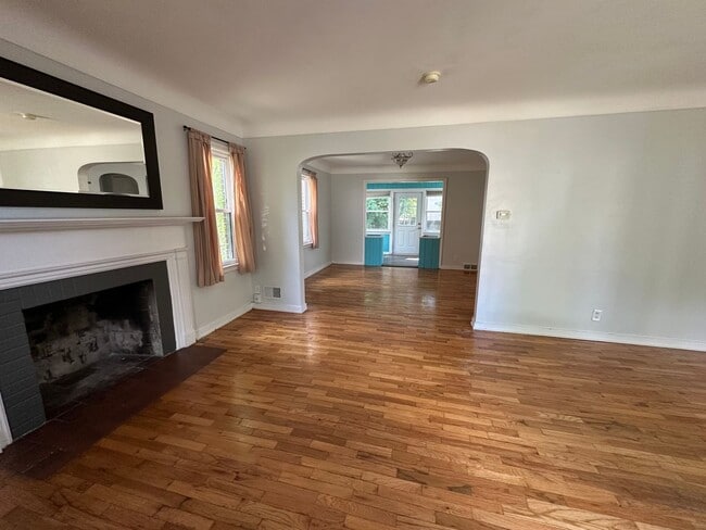 Building Photo - Adorable 3 bedroom home on the SE side!