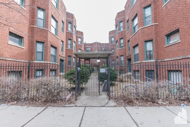 Building Photo - 847 W Cornelia Ave