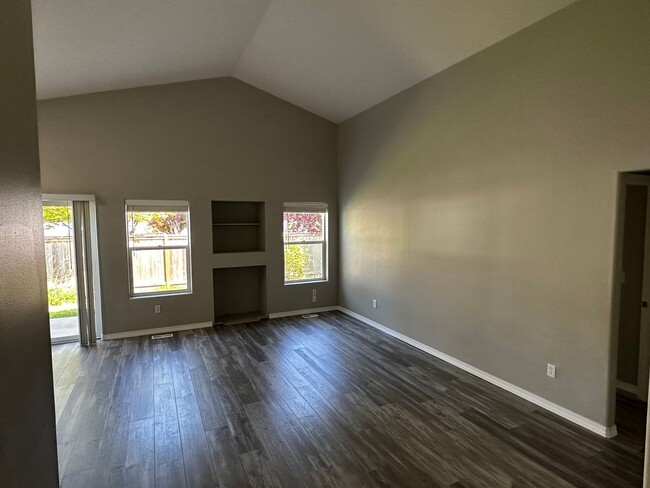 Foto del edificio - Recently Remodeled Three Bedroom, Two Bath...