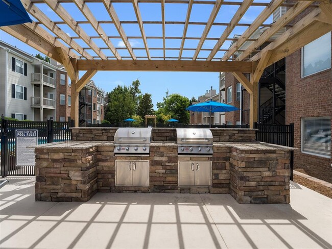 Outdoor grilling area - Chace Lake Villas