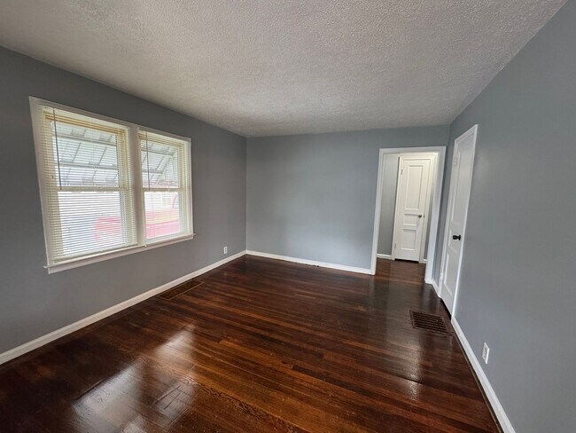 Foto del edificio - 2342 E Legrande Ave