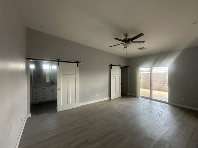 Foto del edificio - 2527 E Broadway Rd
