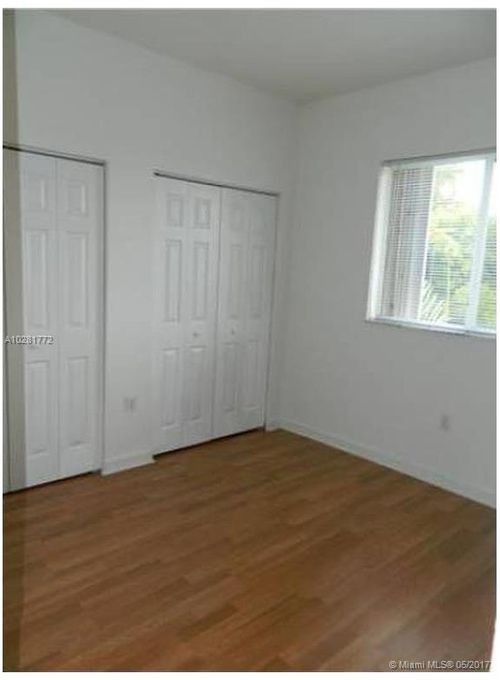 Building Photo - 1064 NE 41st Ter