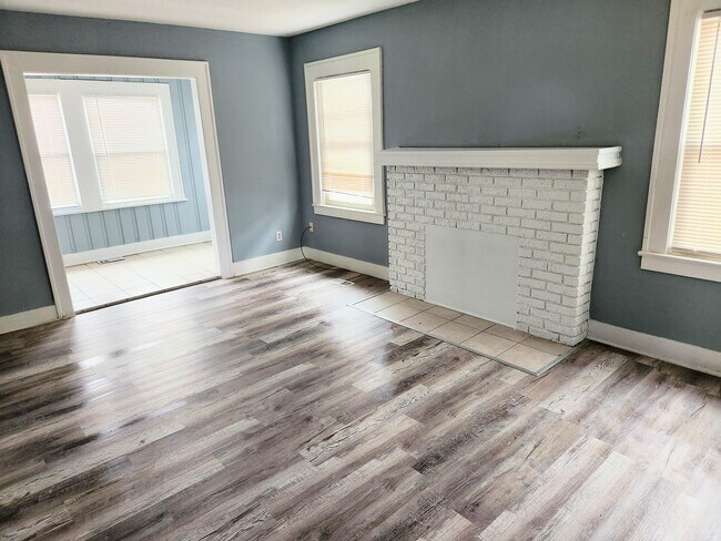 Foto del edificio - 5329 Woodland Ave