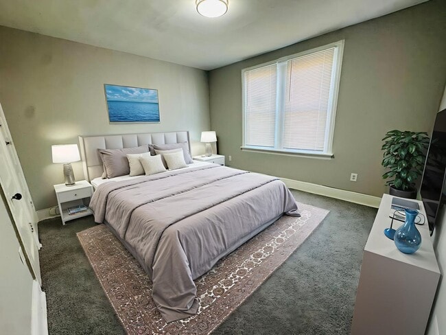 Building Photo - Remodeled 3bd/1 House with Rear yard!! SEC...