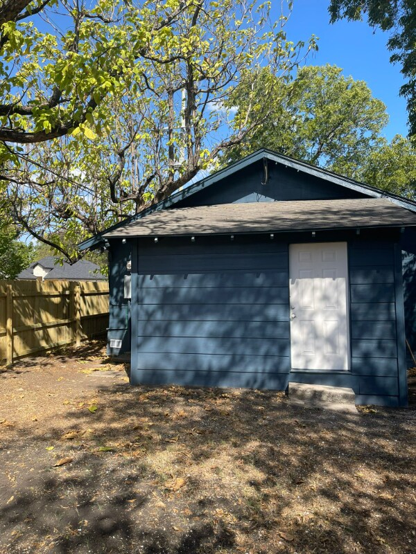 Building Photo - 2803 Fernwood Ave