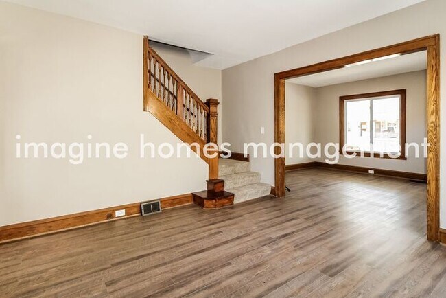 Building Photo - Beautiful 4 Bedroom 1 Bath Duplex in Lakewood