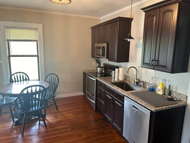 Foto del edificio - 297 River Rd