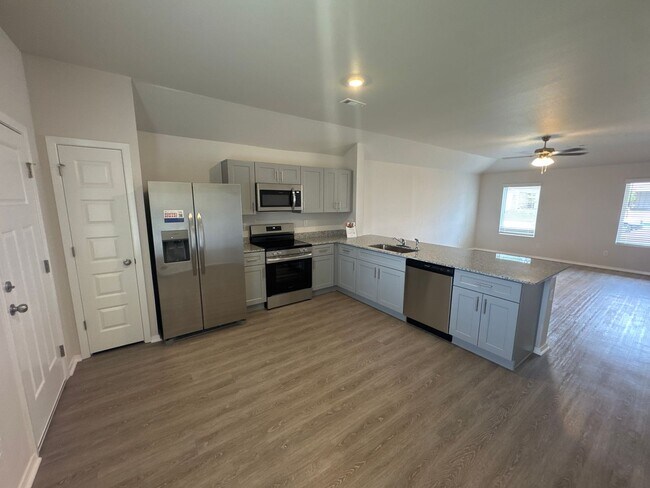 Foto del edificio - BRAND NEW Three Bedroom | Two Bath Home in...