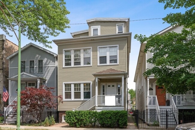 Photo - 1652 W Nelson St Apartment