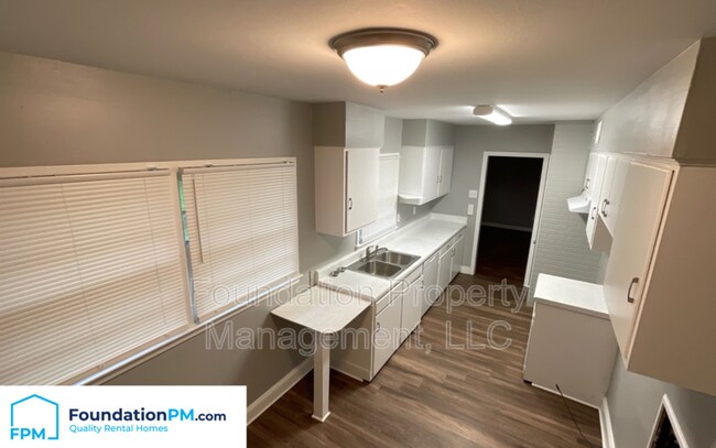 Building Photo - 3960 Hermitage Dr