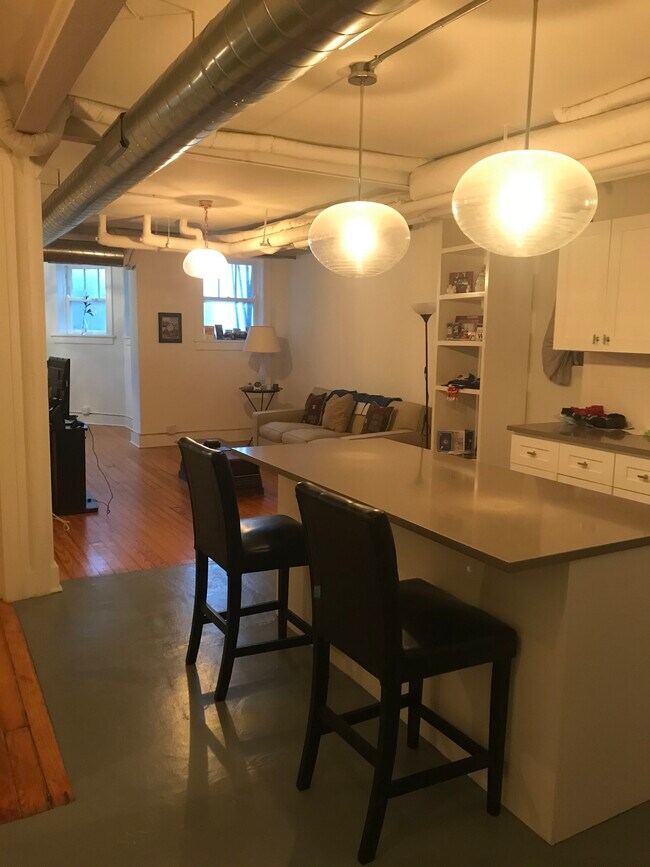breakfast bar - 5424 N Wayne Ave