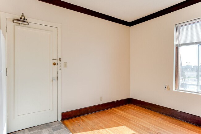 Foto del interior - Lakesbury Apartments | Leasing Studio, Alcove, & 1-Bedroom Apartments!
