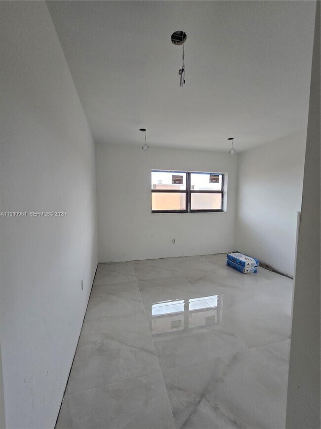 Building Photo - 1800 W 54th St