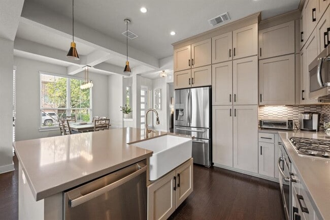 Building Photo - 915 Banyon St