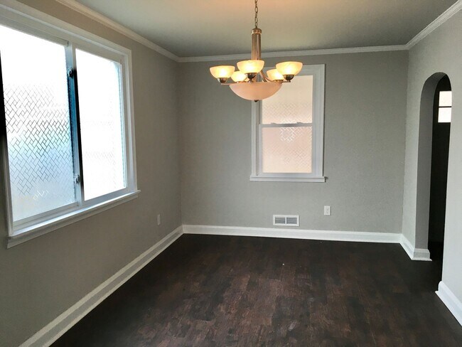 Building Photo - Charming 3 Bedroom/2 Bathroom in Hamilton,...