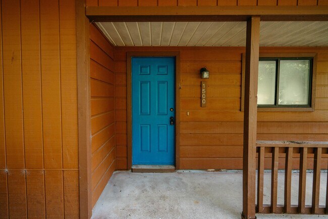 Foto del edificio - 1500 Twin Lakes Cir