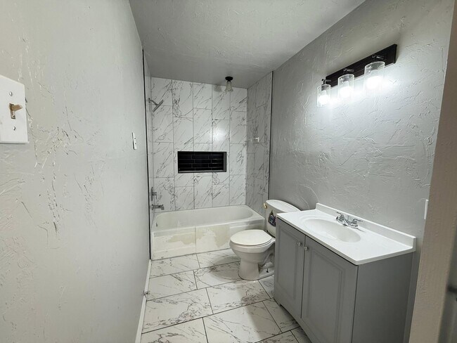 Foto del edificio - 2300 E Madison St