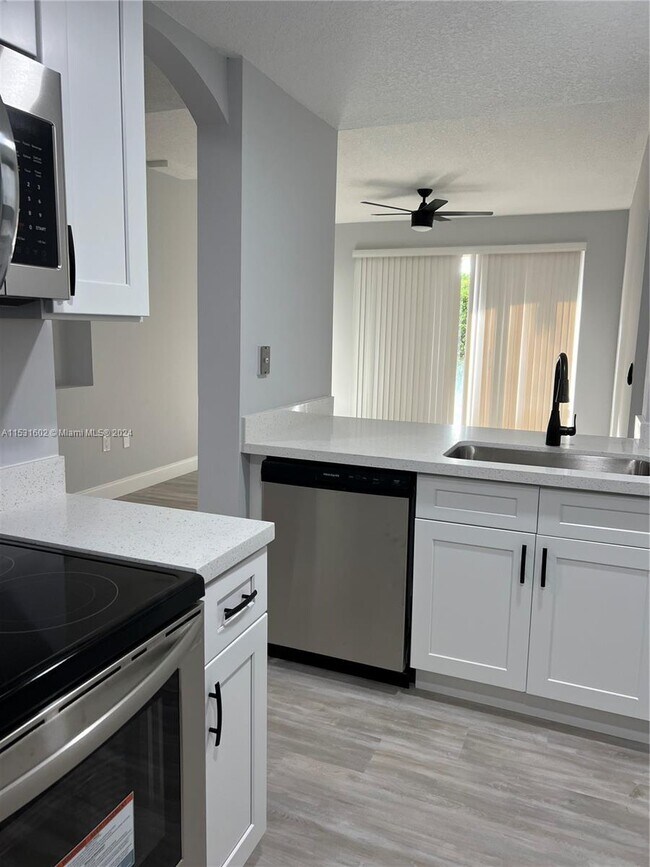 Foto del edificio - 6440 NW 114th Ave