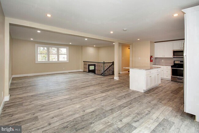 Building Photo - 915 Hillside Dr