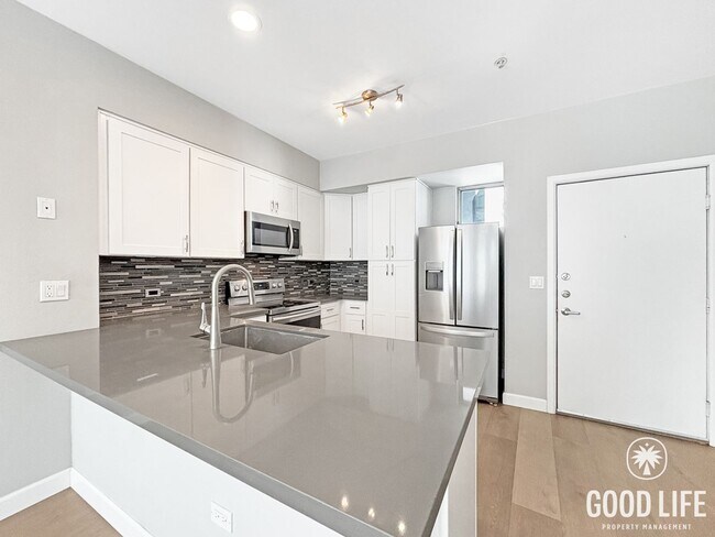 Foto del edificio - Sleek 1B/1BA Condo in the Heart of Marina District with A/C, In-Unit W/D & Reserved Parking!