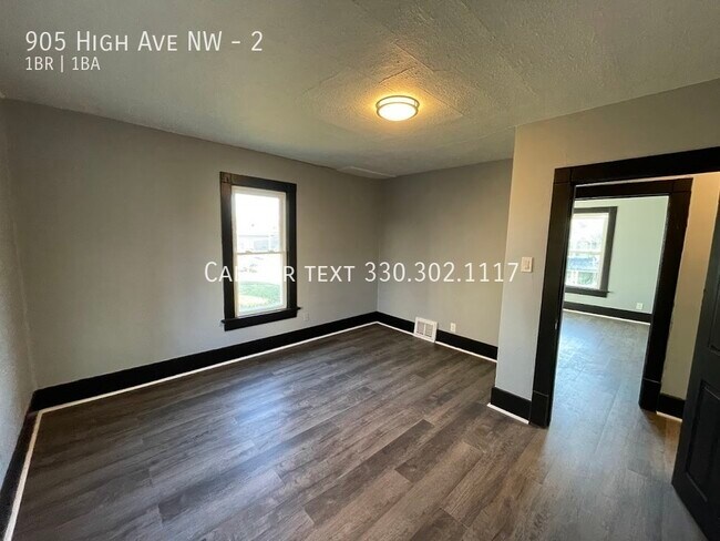 Building Photo - One bedroom one bathroom second level apar...