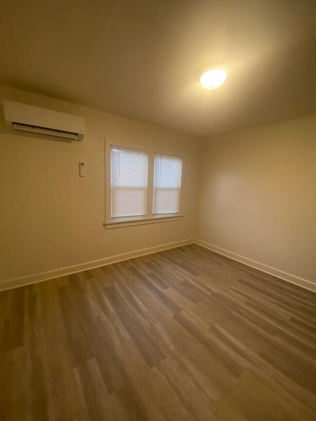 Foto del edificio - Non-Refundable & Security Deposit Total: $1150.00