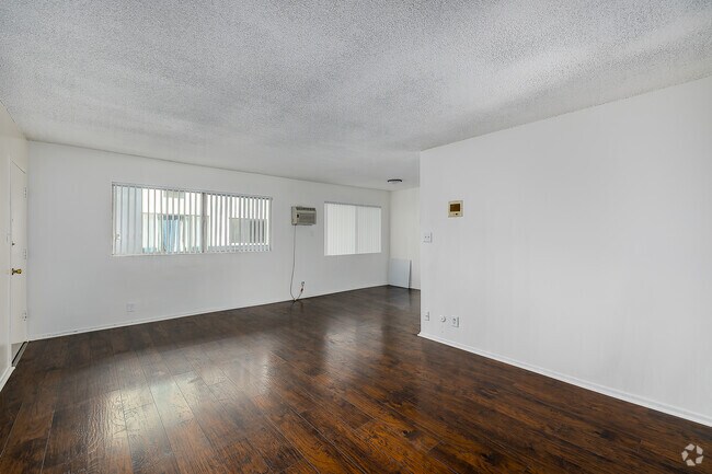 2 habitaciones, 2 baños - 900 pies cuadrados - Sala de estar - 740 S. St. Andrews Place