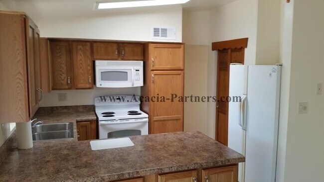 Building Photo - Spacious Eastside Property w/ Fenced Yard