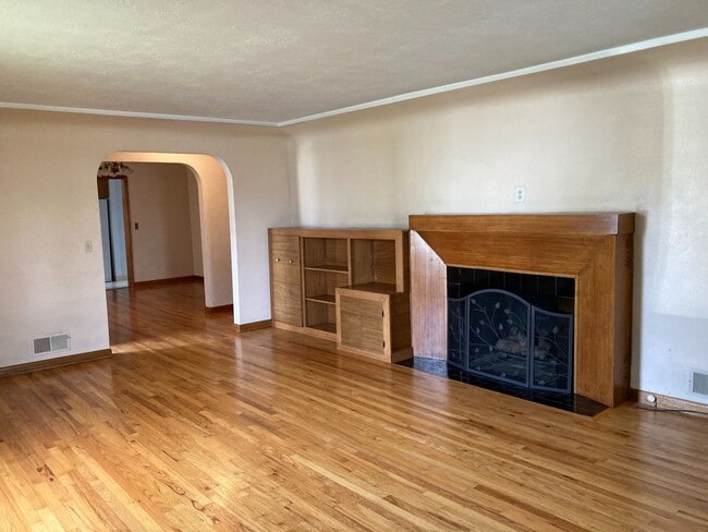 Building Photo - Large Home Near Shopping and Dining in Albany